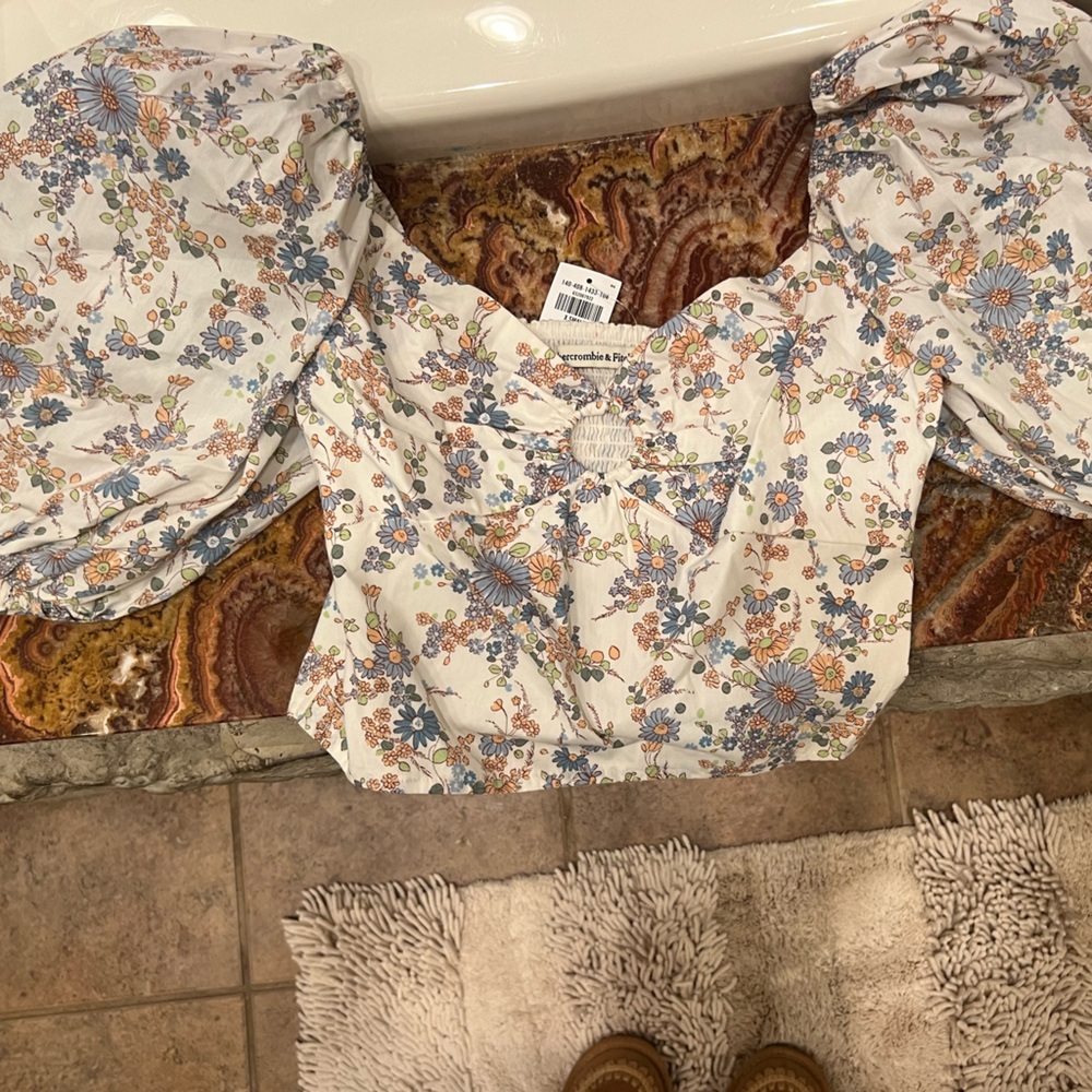 Abercrombie & Fitch puff sleeve top
